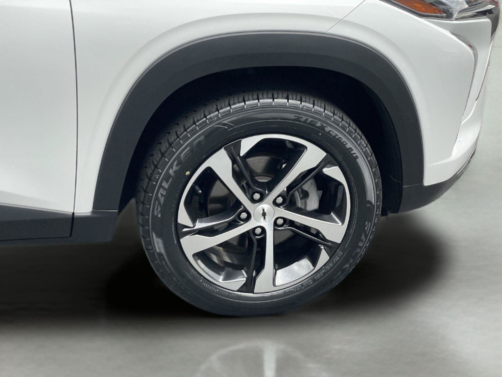 Used 2024 Chevrolet Trax RS w/ Driver Confidence Package FWD image 32