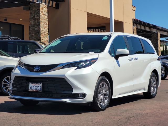 Used 2025 Toyota Sienna XLE image 10