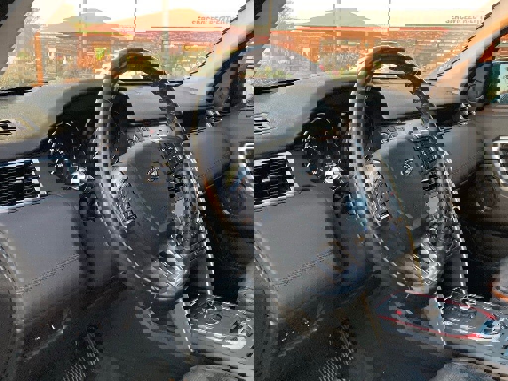 Used 2018 Land Rover Discovery Sport HSE image 9