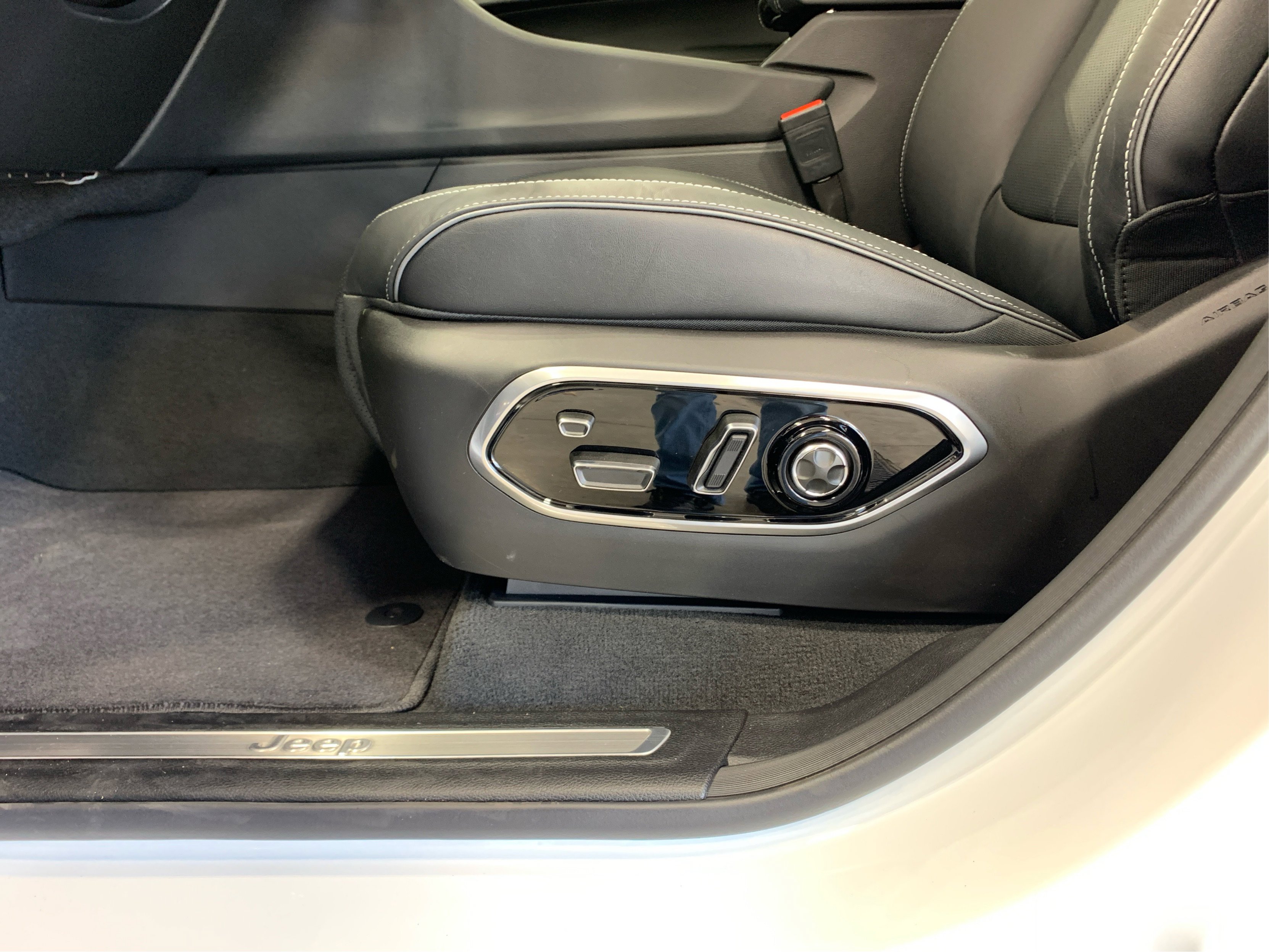 New 2025 Jeep Grand Cherokee Overland w/ Adv Protech Group III image 32