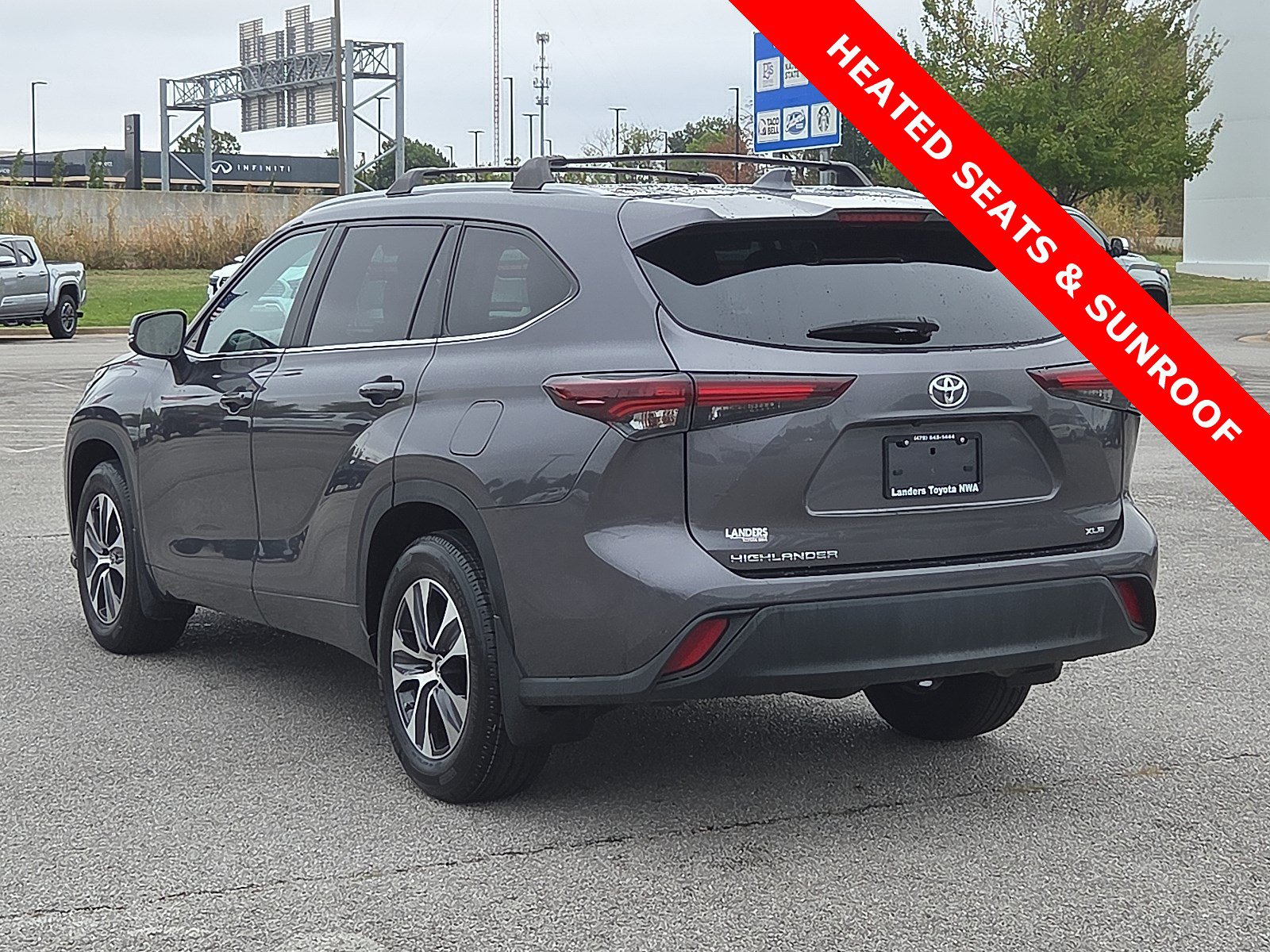 Used 2024 Toyota Highlander XLE FWD image 4