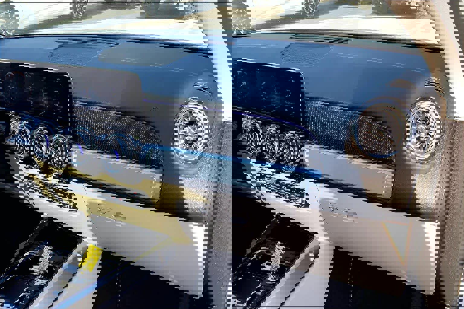 Used 2021 Mercedes-Benz GLB 250 w/ Premium Package image 17