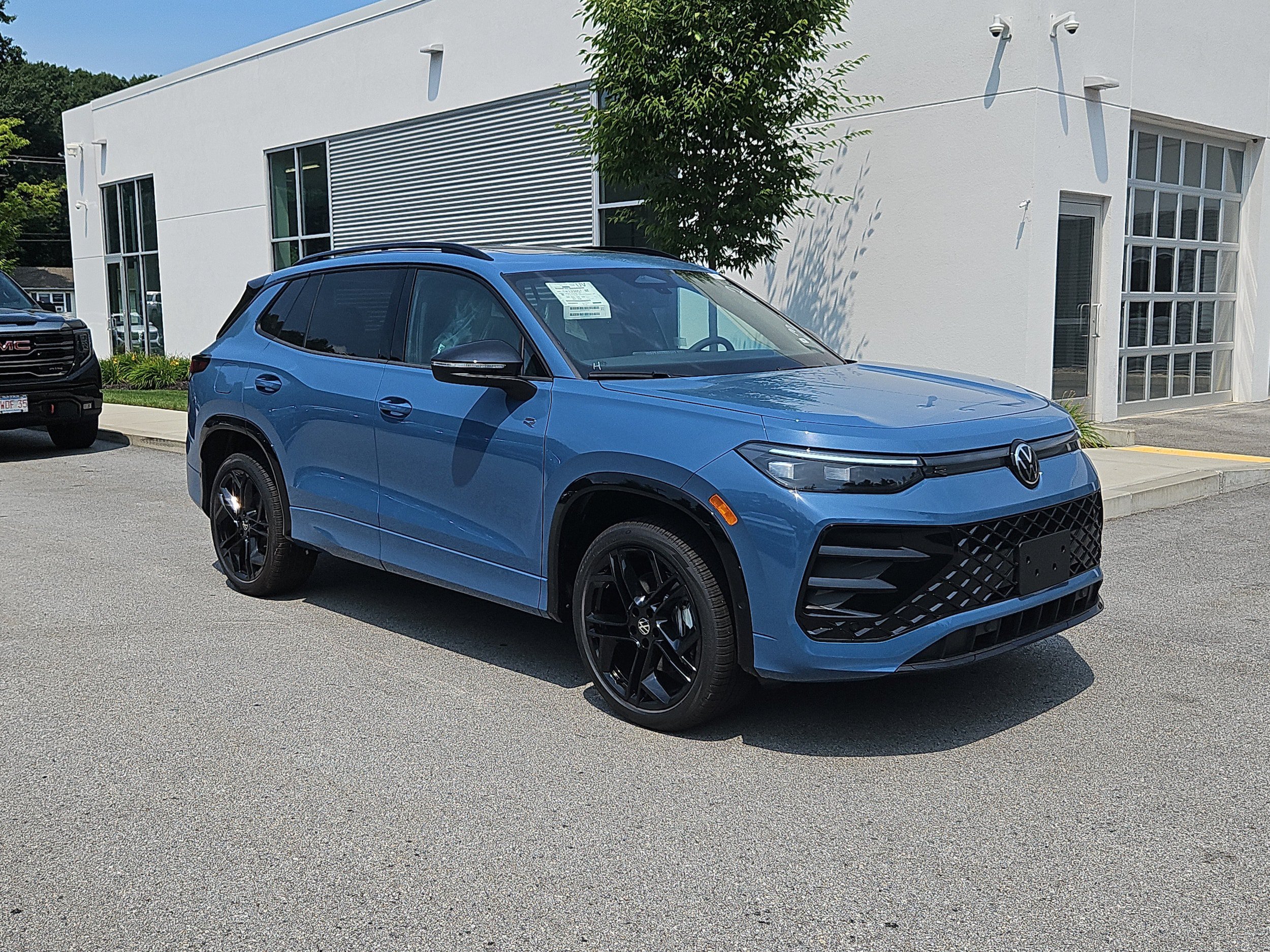 New 2026 Volkswagen Tiguan SE R-Line AWD/4WD image 1