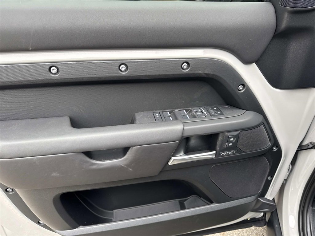 New 2026 Land Rover Defender 110 X-Dynamic SE image 16