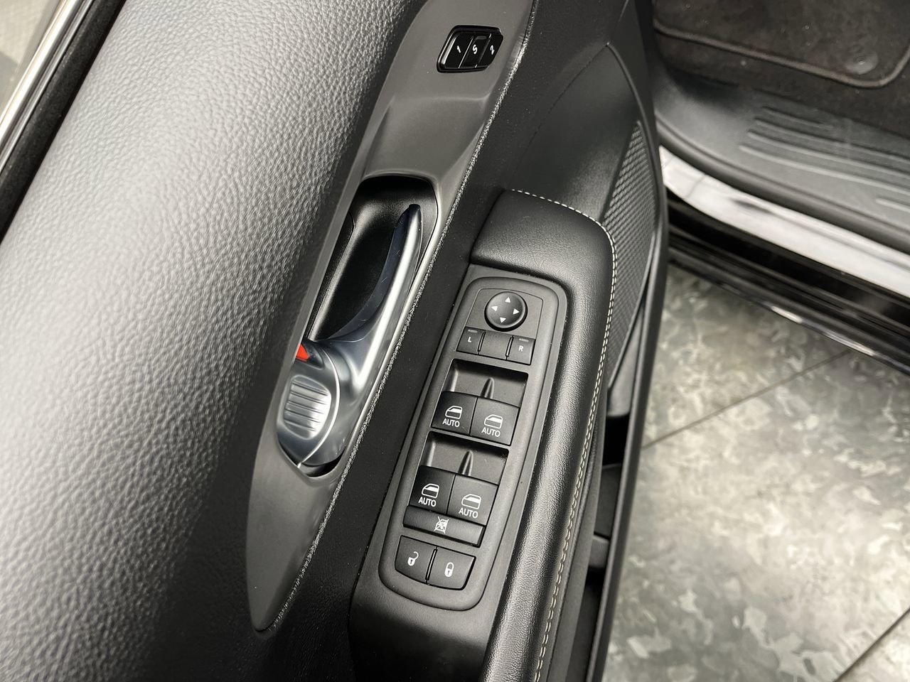 Used 2025 Chrysler Pacifica Select FWD image 7