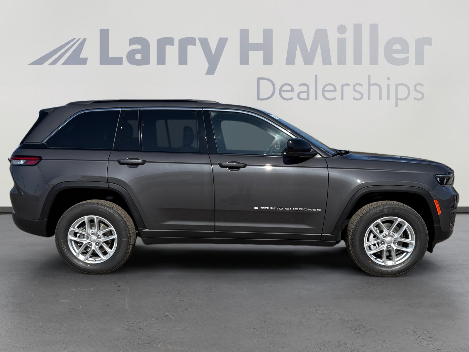 New 2025 Jeep Grand Cherokee Laredo X w/ Luxury Tech Group I image 6