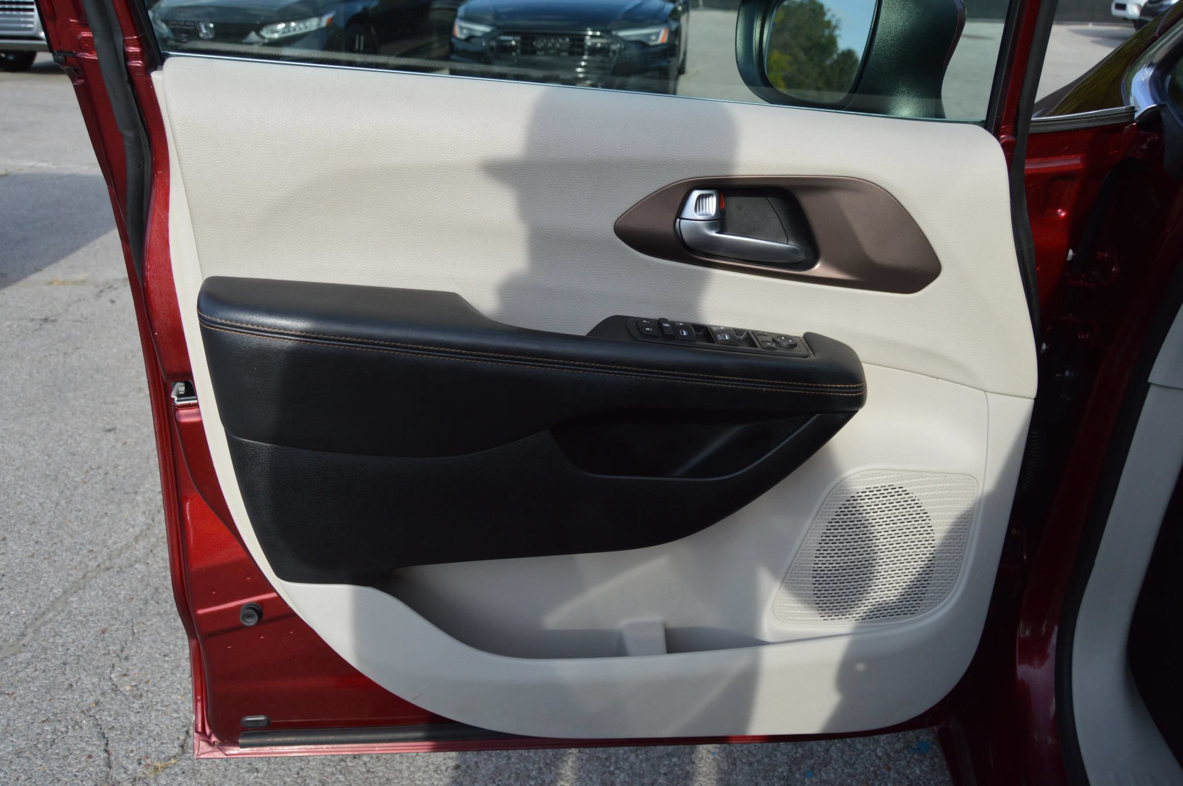 Used 2017 Chrysler Pacifica Touring FWD image 16