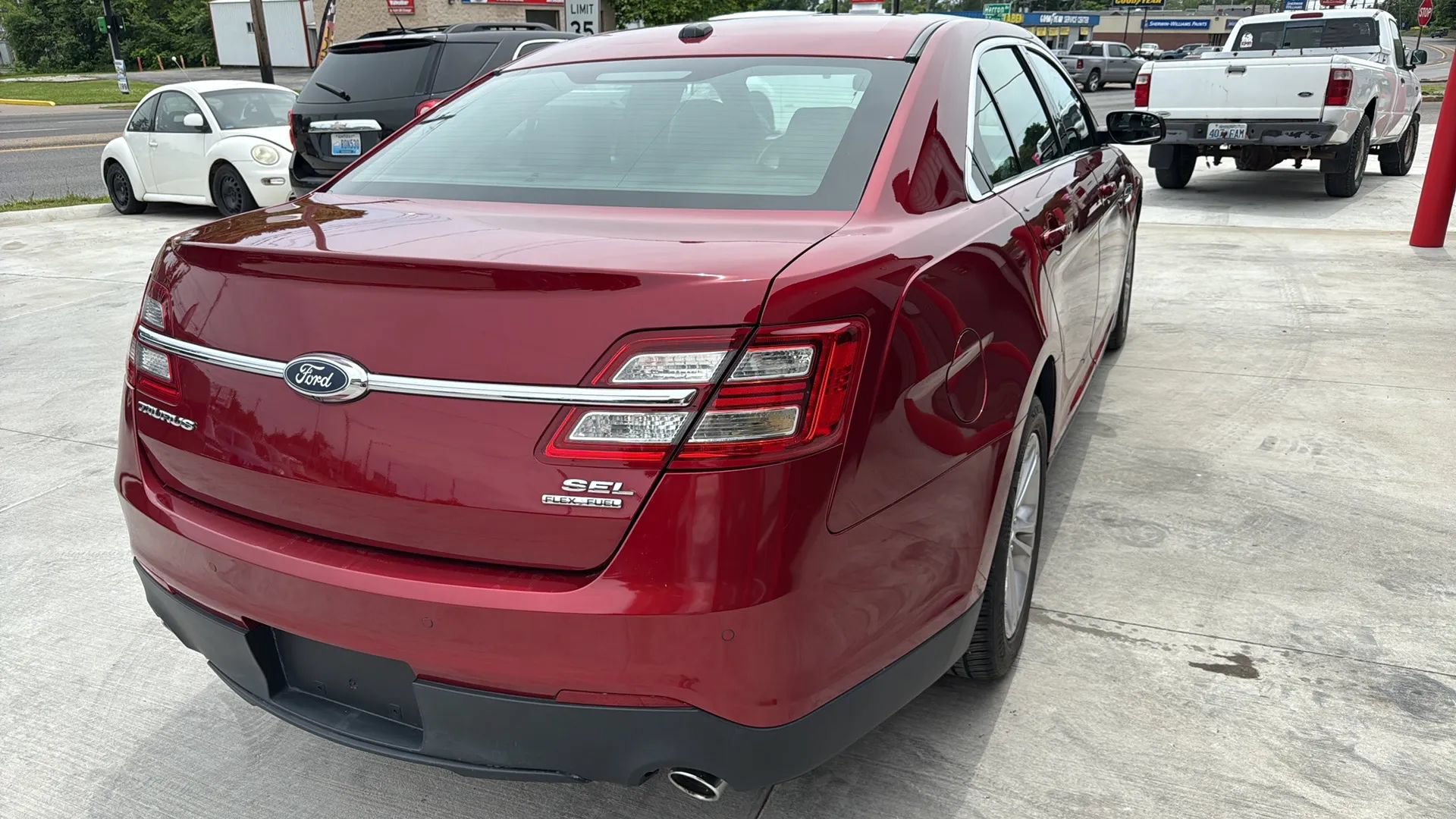 Used 2017 Ford Taurus SEL FWD image 4