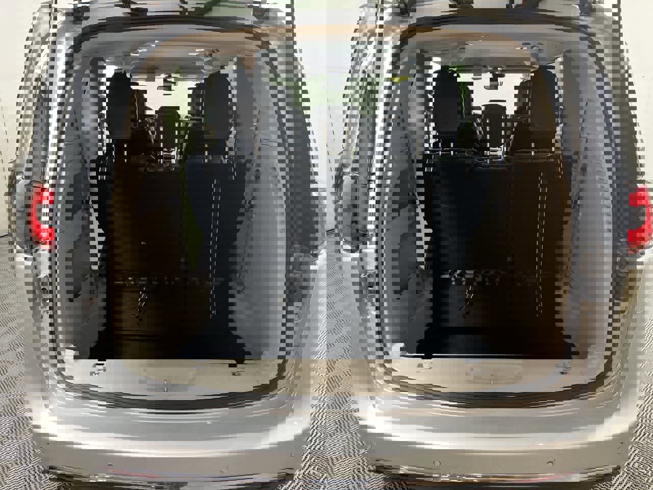 Used 2024 Chrysler Pacifica Touring-L image 28