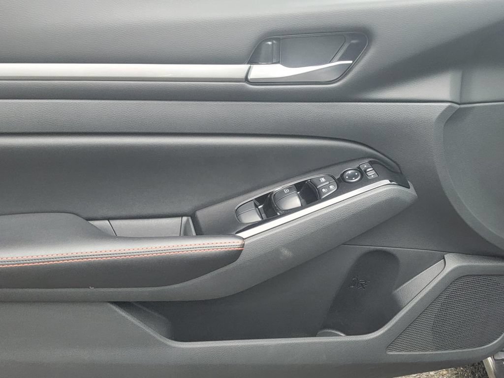 Used 2024 Nissan Altima 2.5 SR FWD image 9