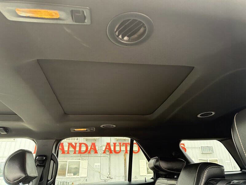 Used 2017 Ford Explorer Platinum image 18