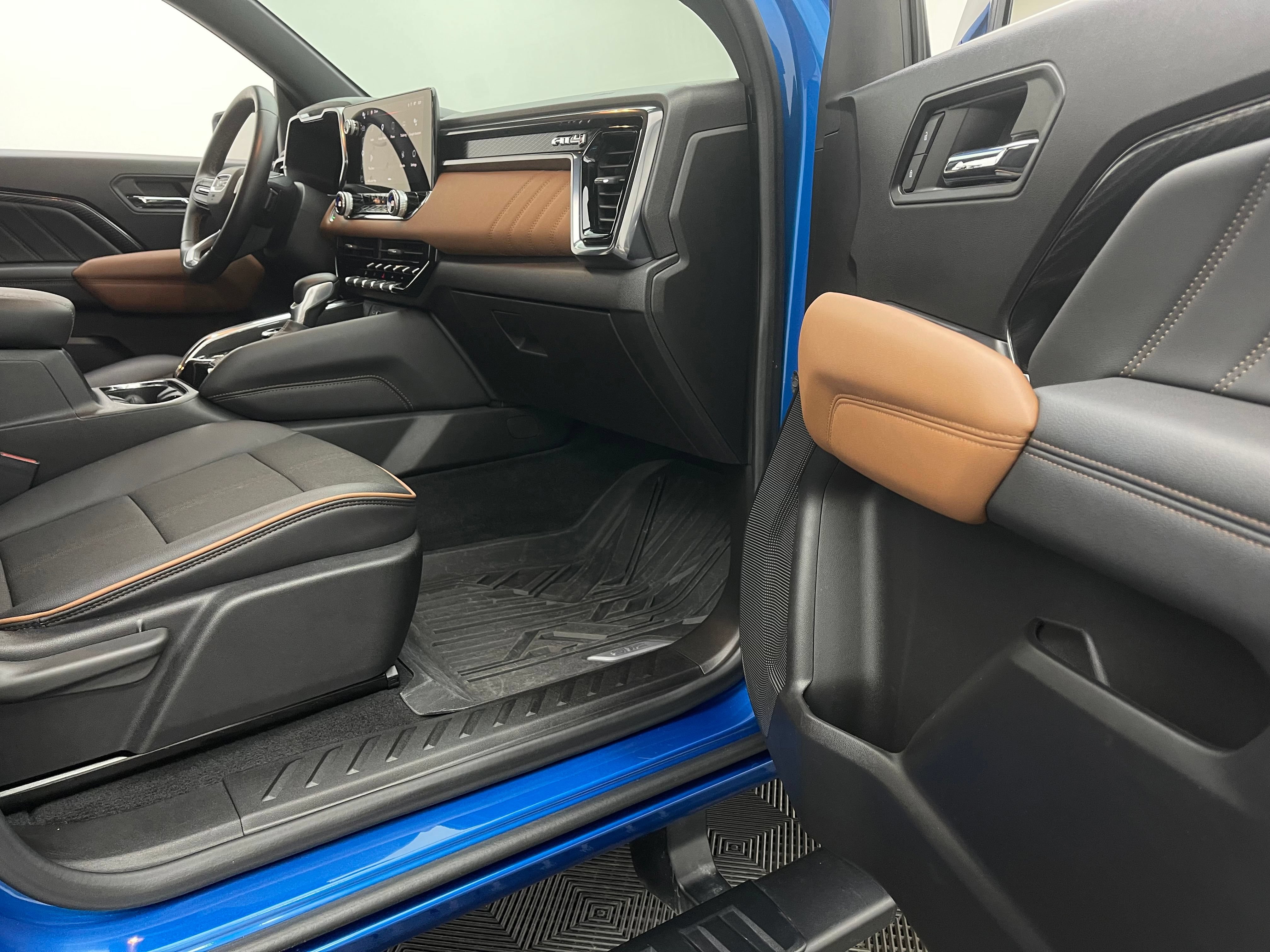 Used 2023 GMC Canyon AT4 w/ Canyon Safety Plus Package AWD/4WD image 35