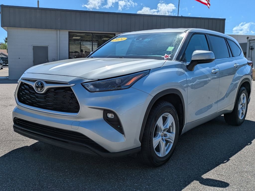 Used 2024 Toyota Highlander LE image 2