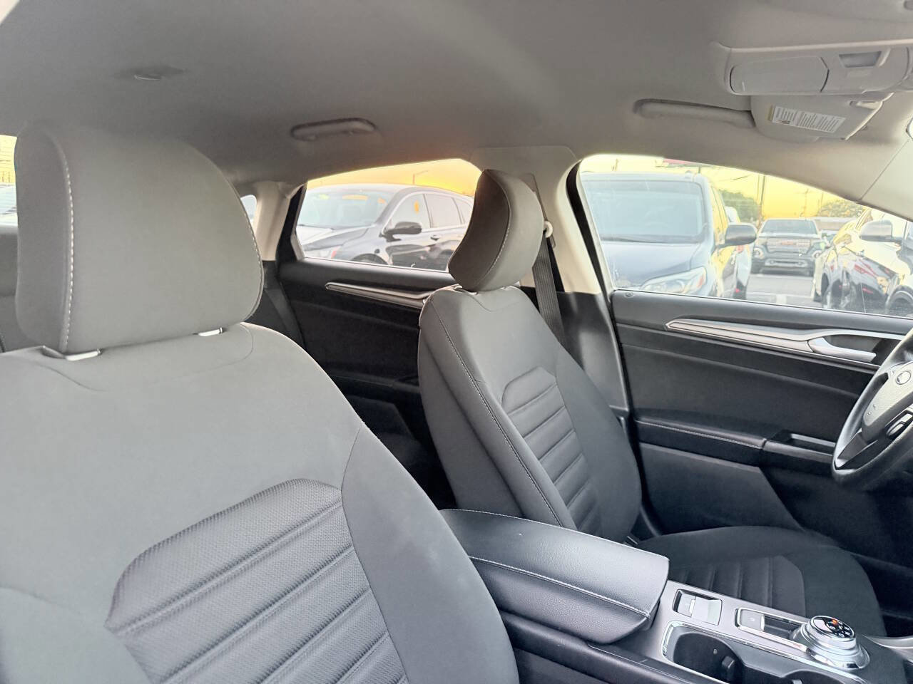 Used 2017 Ford Fusion SE image 27