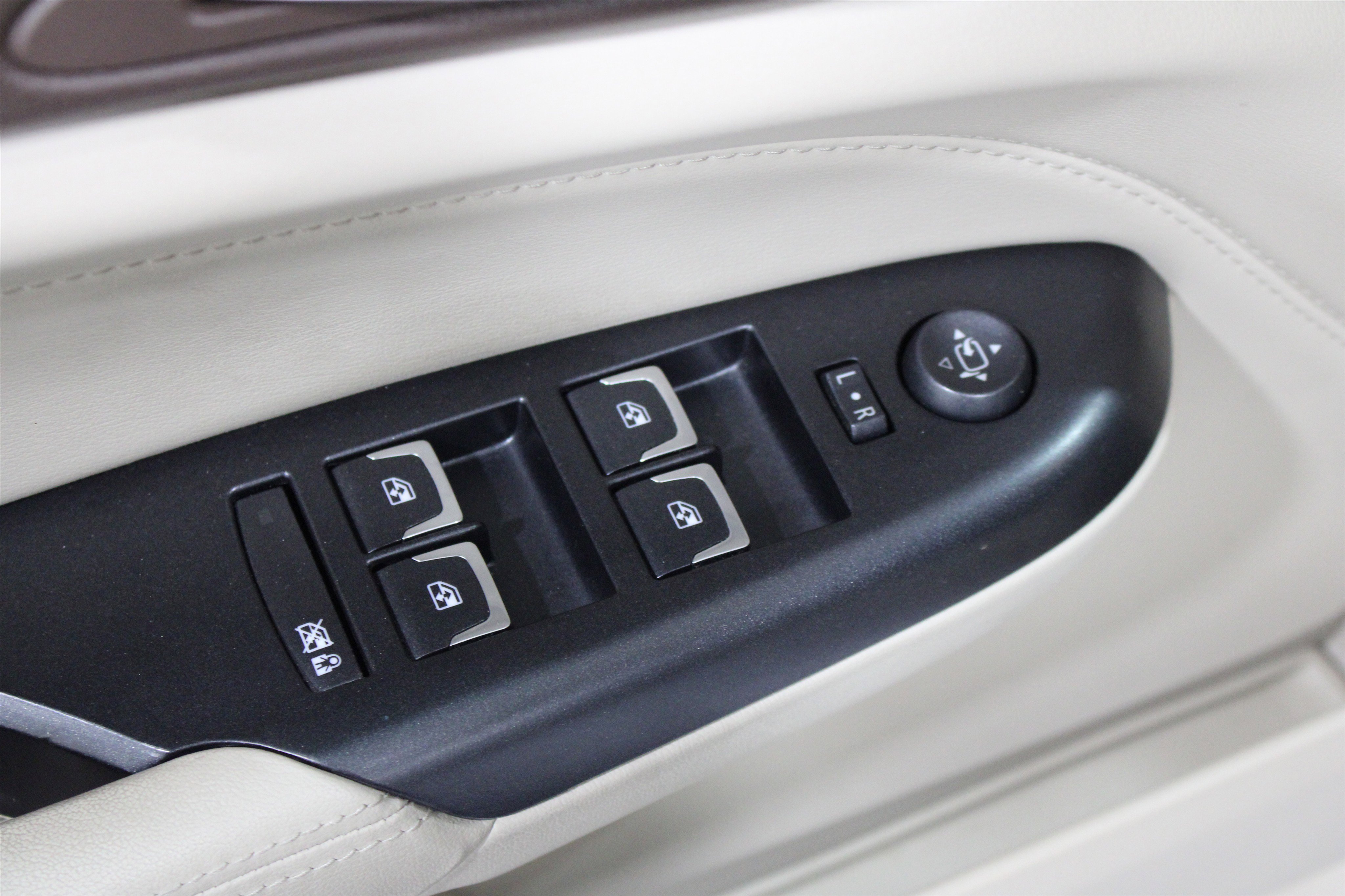 Used 2016 Cadillac SRX Premium w/ LPO, Protection Package image 7