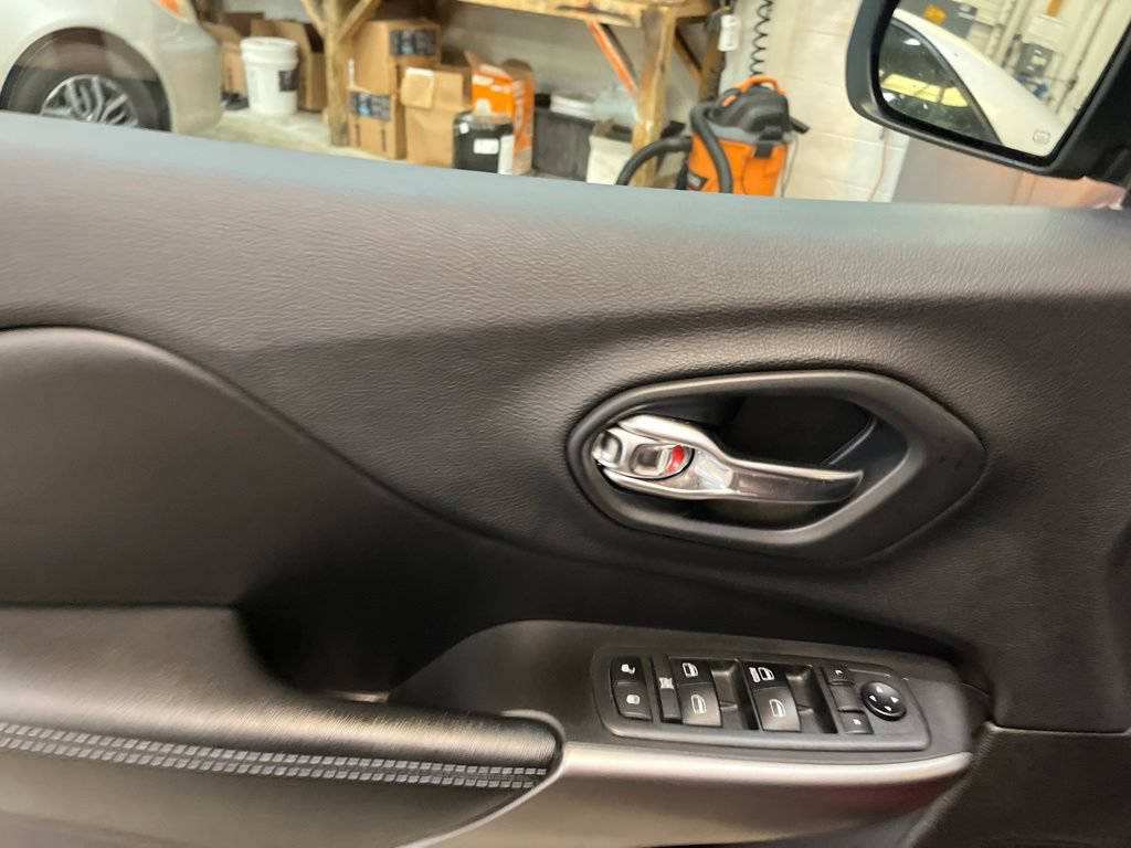 Used 2019 Jeep Cherokee Latitude w/ Popular Appearance Group FWD image 17