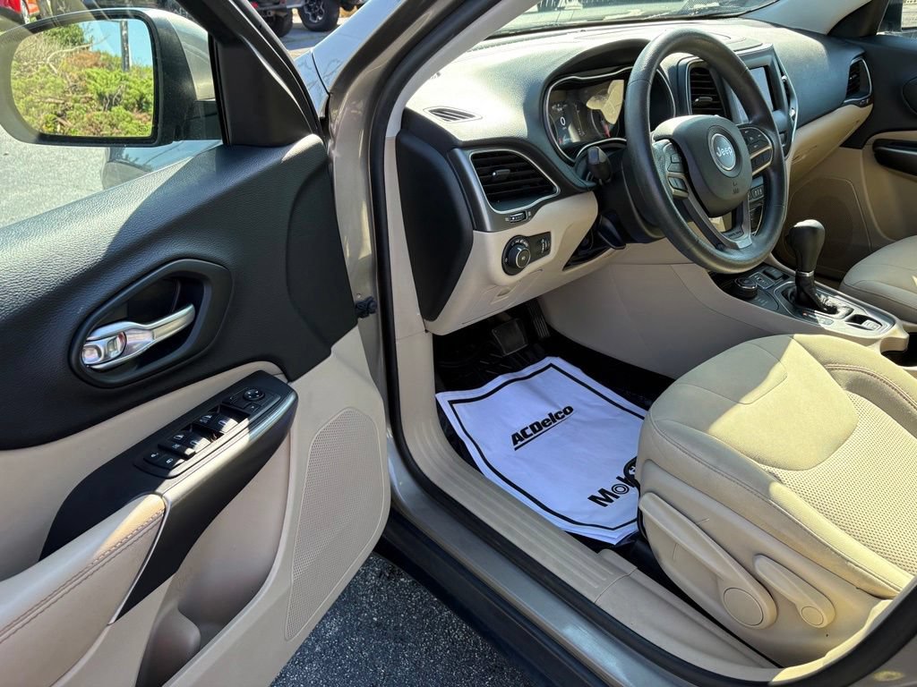 Used 2019 Jeep Cherokee Latitude w/ Popular Appearance Group AWD/4WD image 23