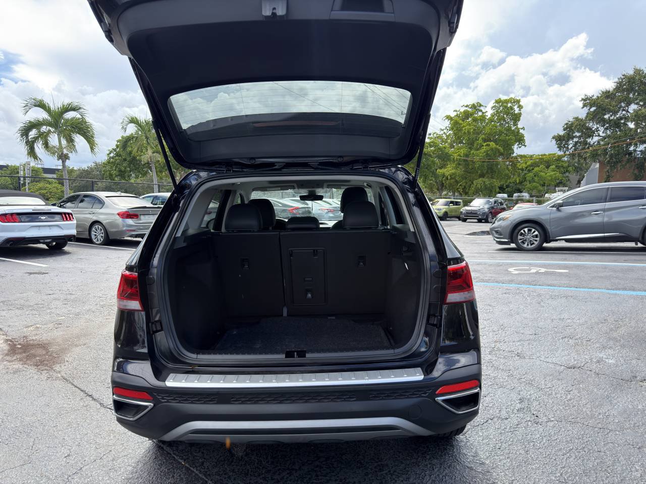 Used 2024 Volkswagen Taos SE w/ Panoramic Sunroof Package FWD image 10