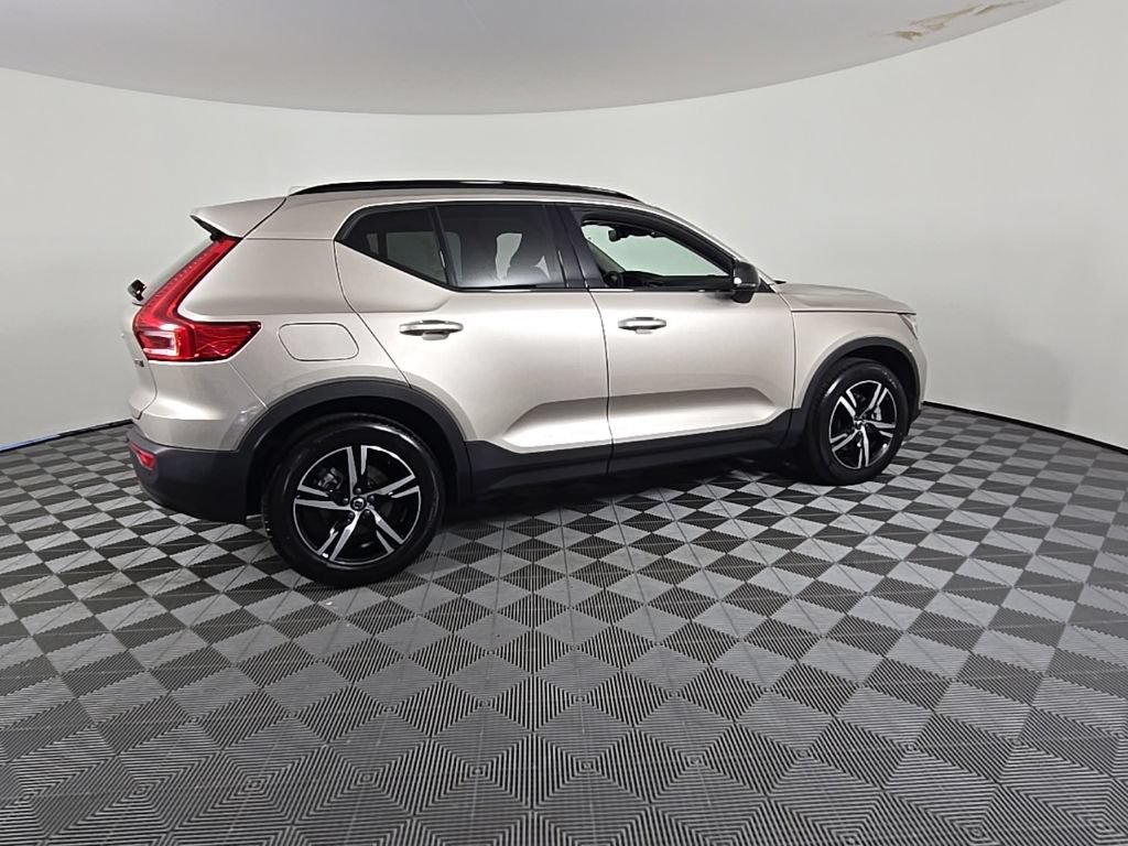 Certified 2024 Volvo XC40 B5 Core AWD/4WD image 8