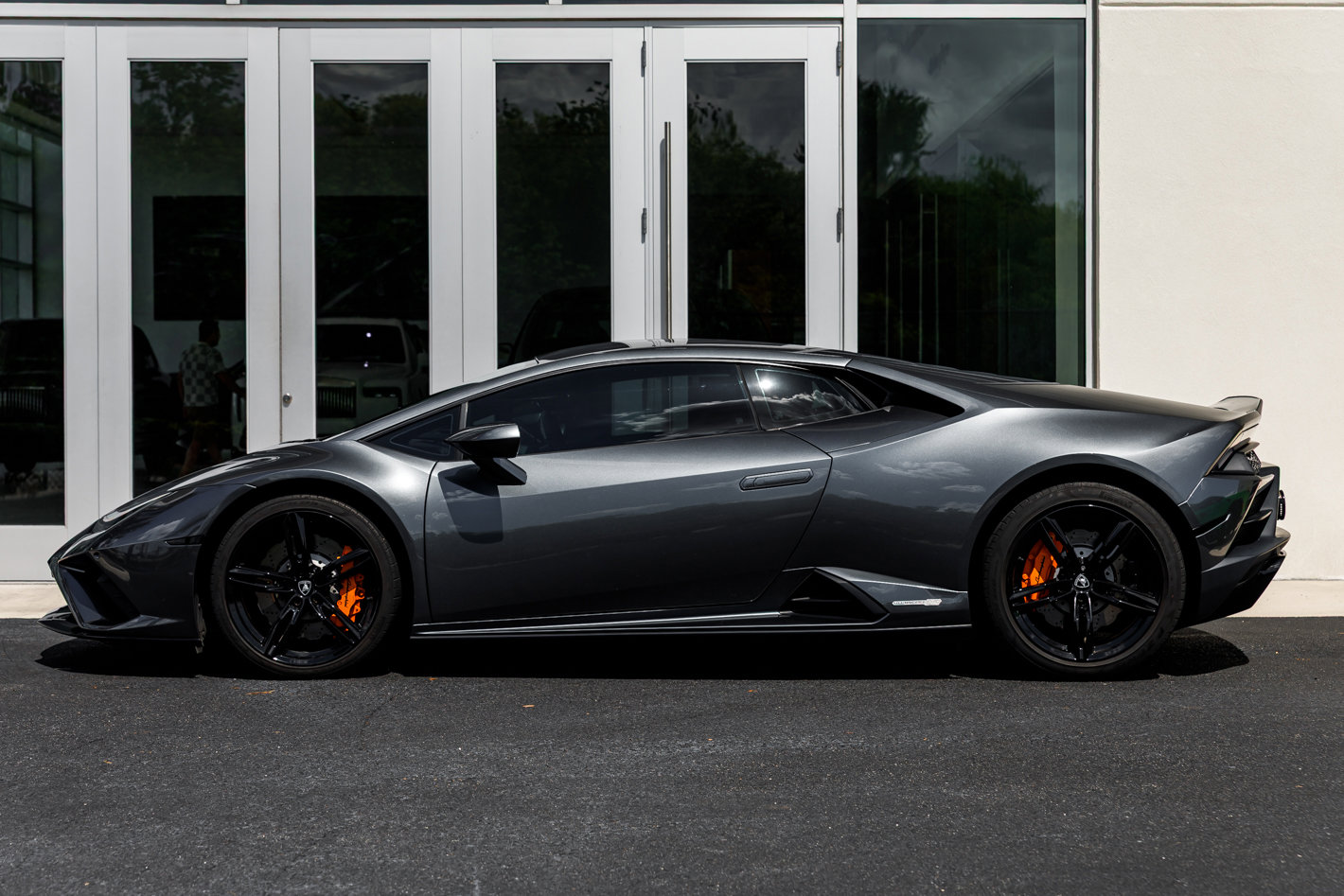 Used 2020 Lamborghini Huracan EVO RWD image 2