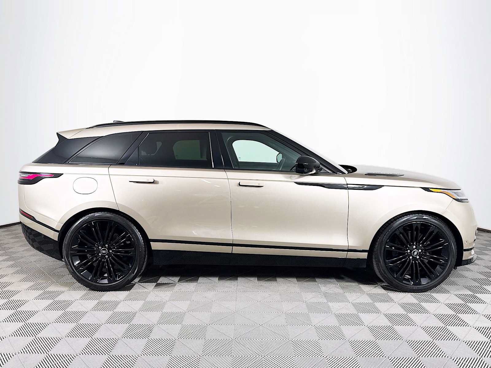 Used 2026 Land Rover Range Rover Velar Dynamic SE AWD/4WD image 4