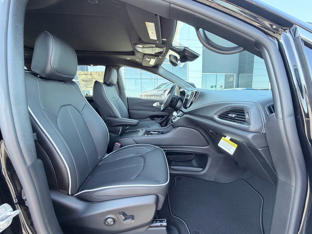 New 2026 Chrysler Pacifica Limited image 19