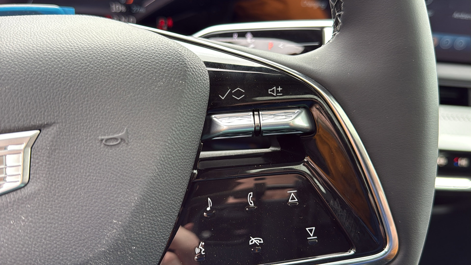 New 2026 Cadillac Optiq Luxury 2 image 16