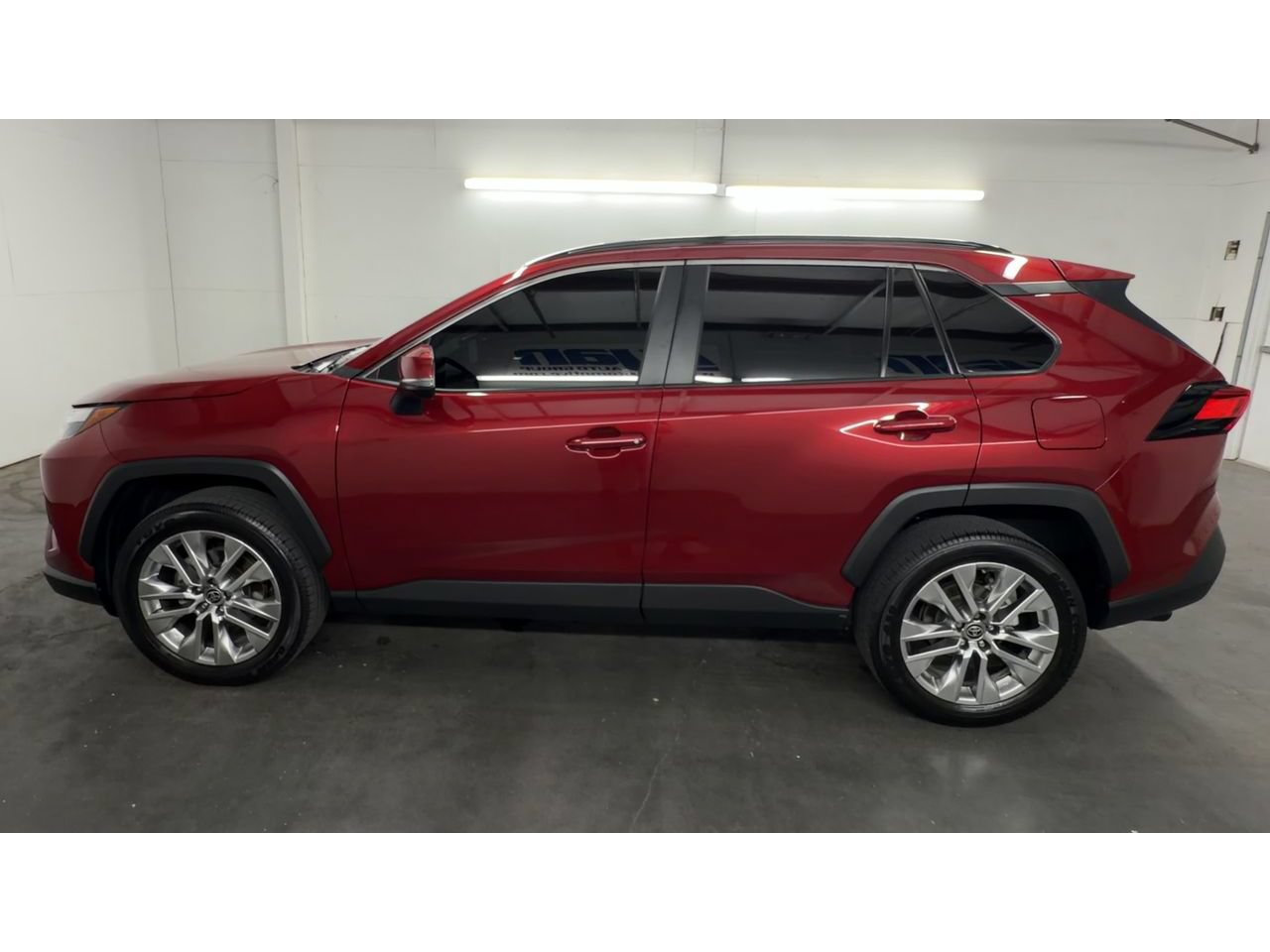 Used 2025 Toyota RAV4 XLE Premium FWD image 5