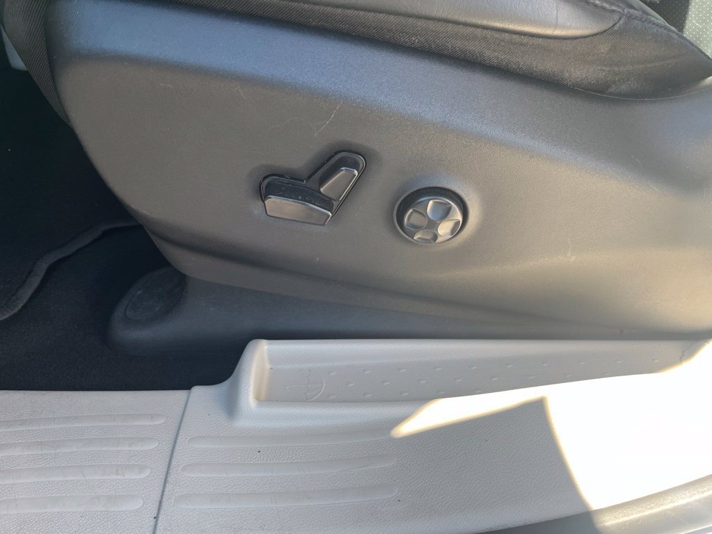 Used 2023 Chrysler Pacifica Touring-L FWD image 9