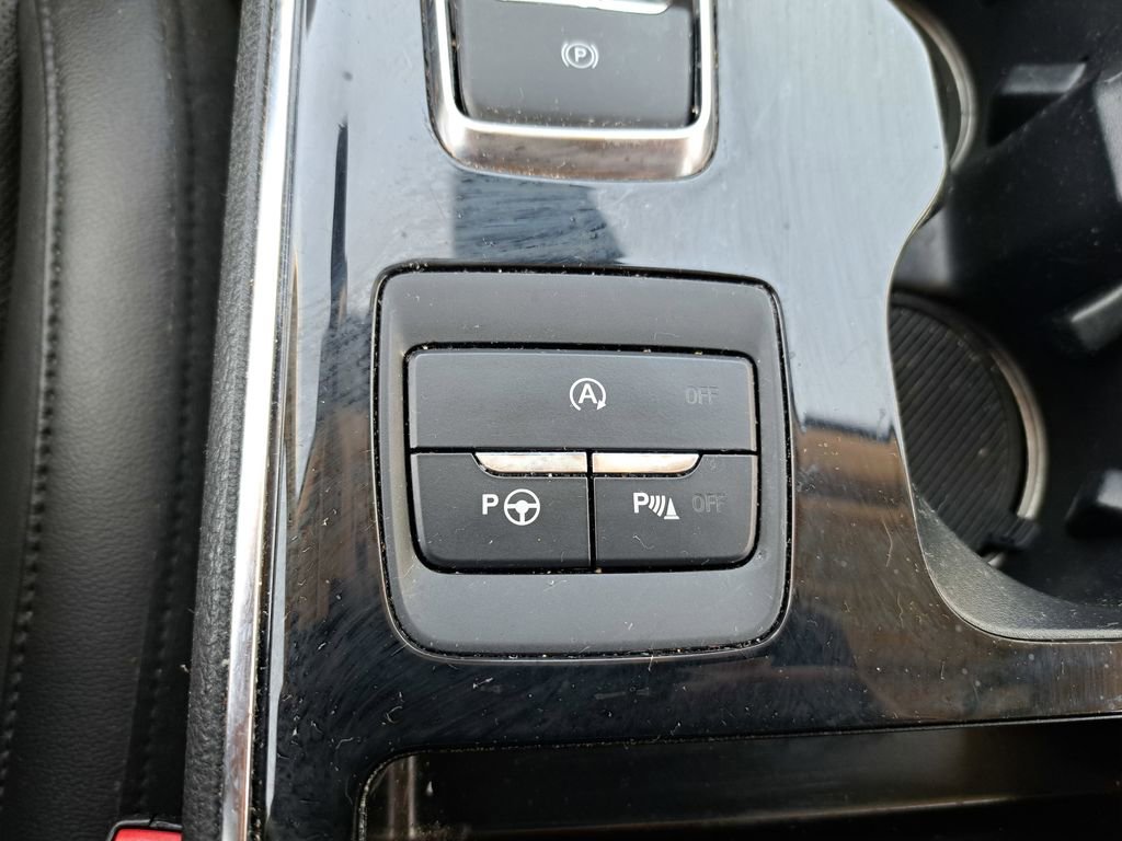 Used 2020 Ford Edge Titanium w/ Equipment Group 301A AWD/4WD image 16