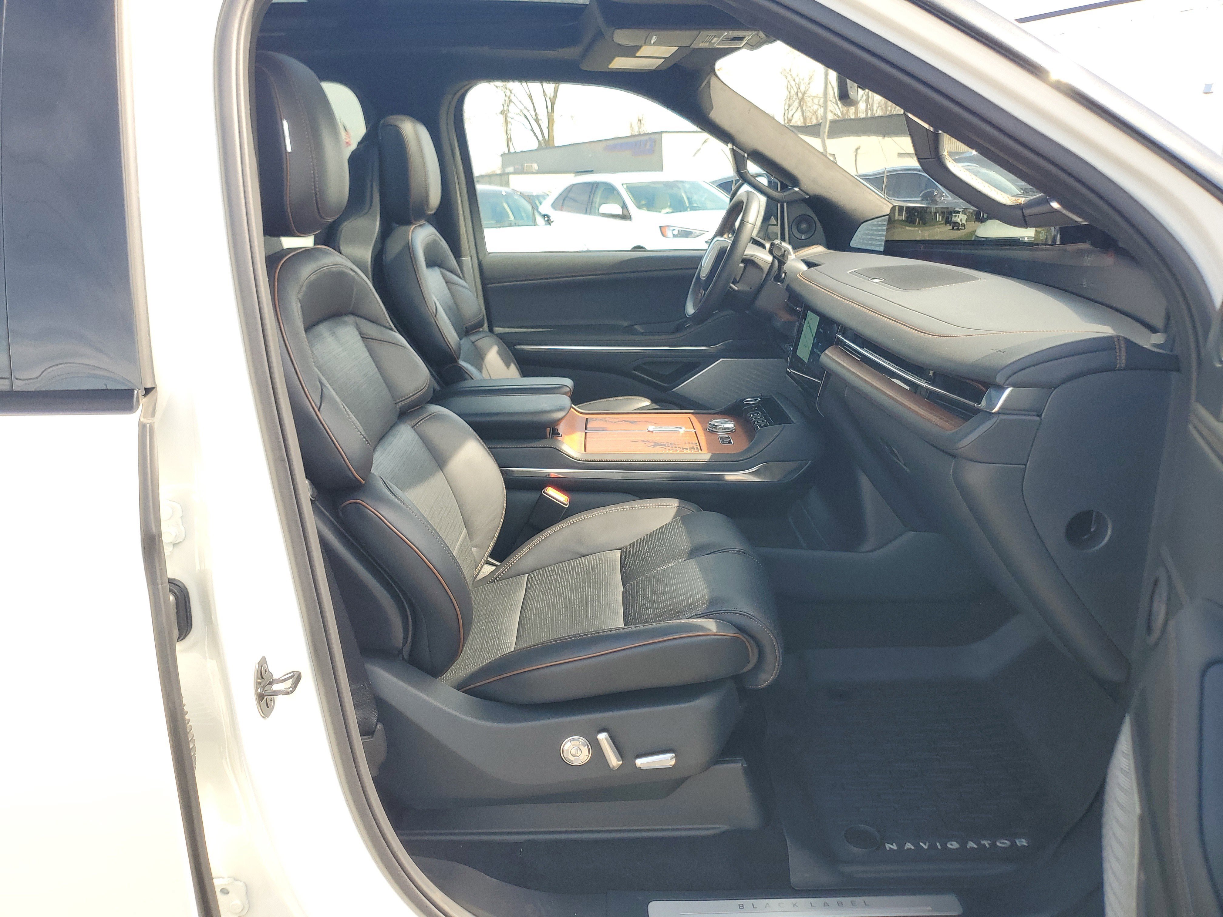 Certified 2025 Lincoln Navigator Black Label AWD/4WD image 9