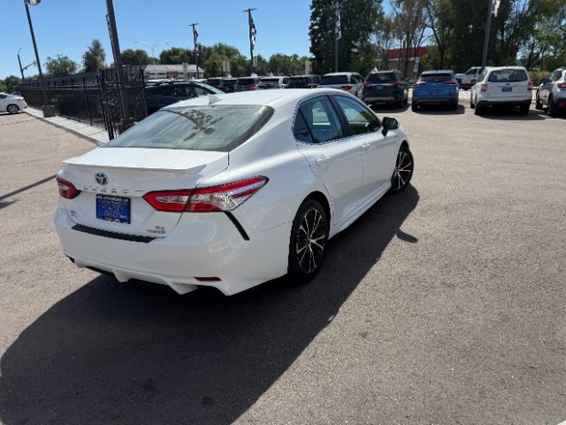 Used 2020 Toyota Camry SE w/ Sunroof Package FWD image 12