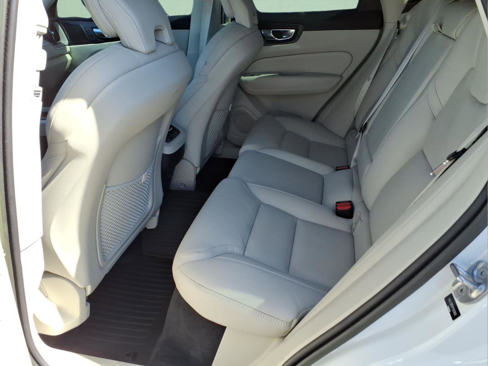 Used 2023 Volvo XC60 B5 Ultimate w/ Protection Package Premier image 17