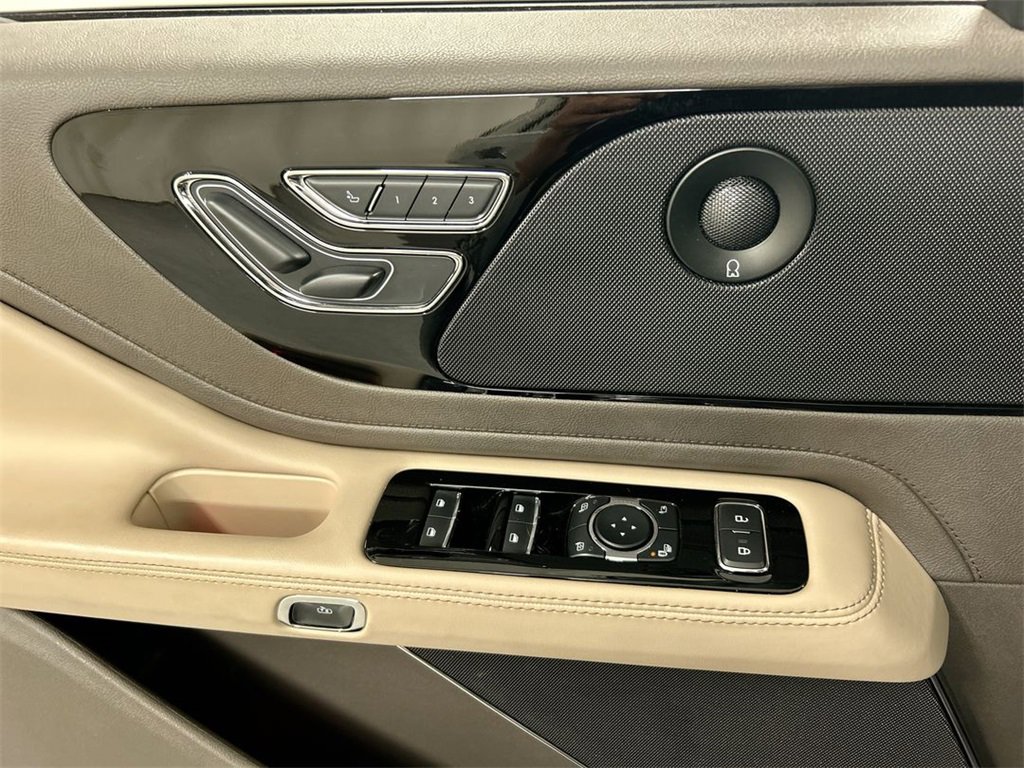 Used 2023 Lincoln Aviator Reserve w/ Elements Package Plus image 11