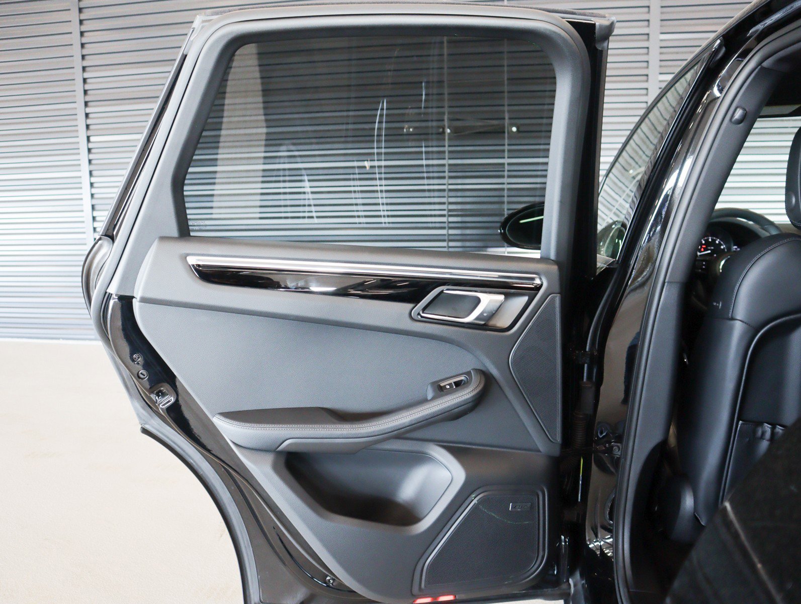 Certified 2025 Porsche Macan image 23