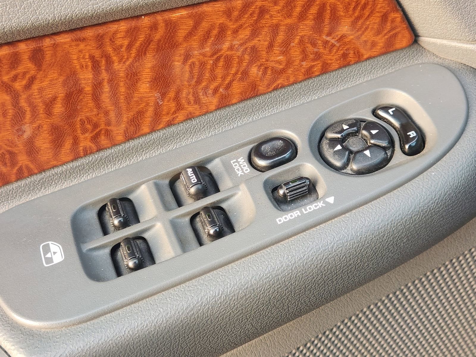 Used 2006 Dodge Ram 2500 Truck SLT image 25