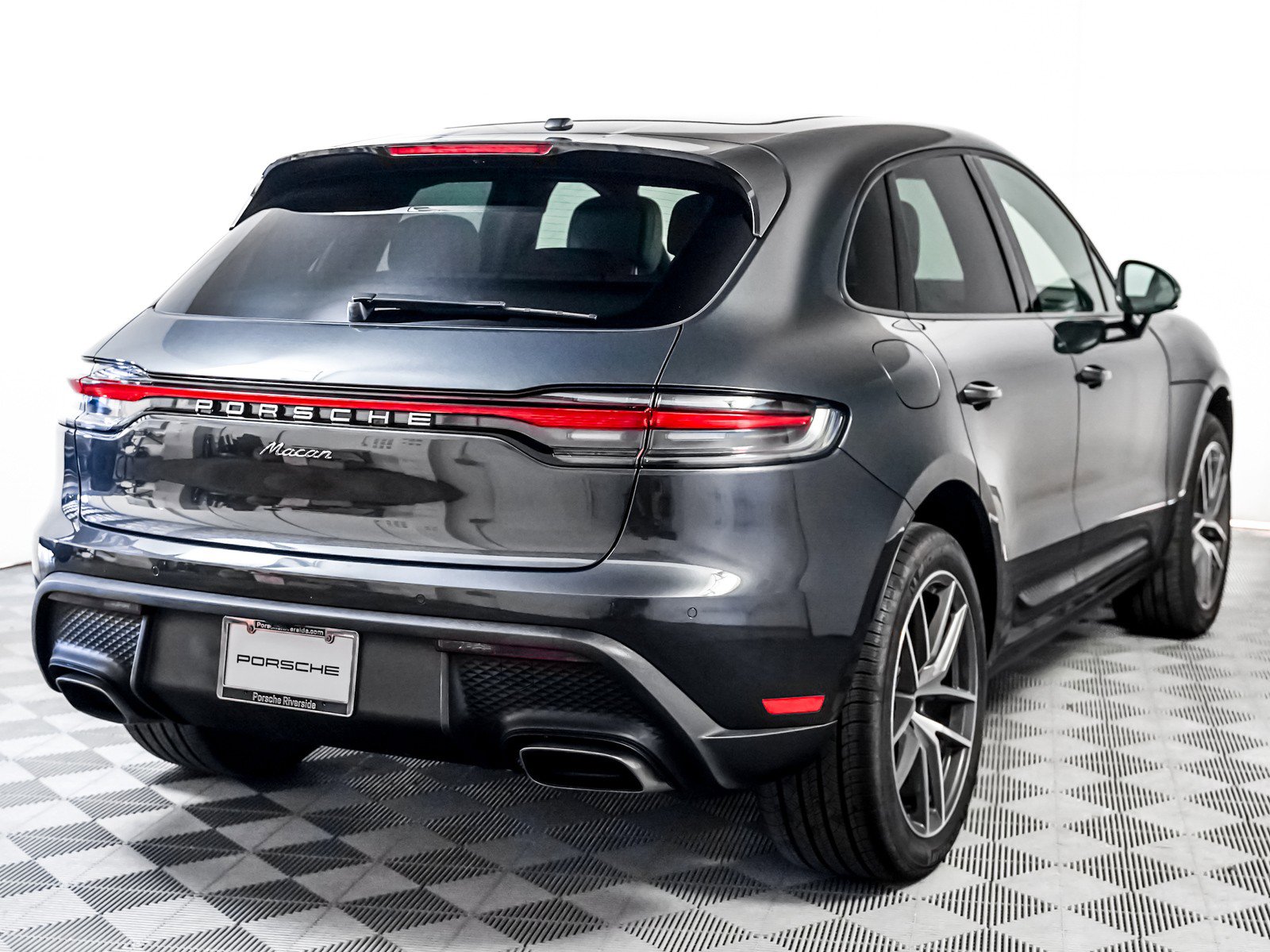 Certified 2025 Porsche Macan image 10
