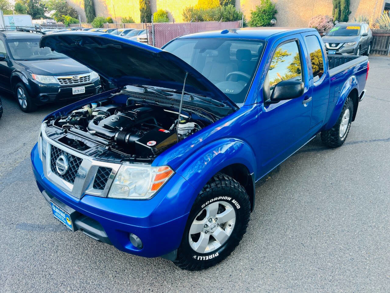Used 2012 Nissan Frontier SV w/ SV Premium Utility Pkg AWD/4WD image 9