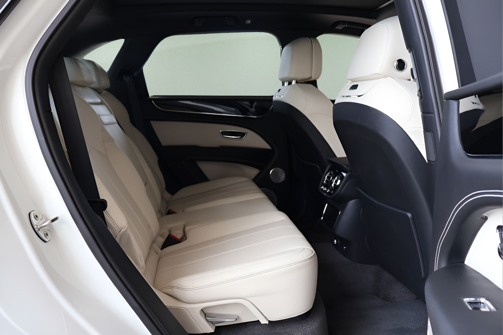 Used 2024 Bentley Bentayga AWD/4WD image 20
