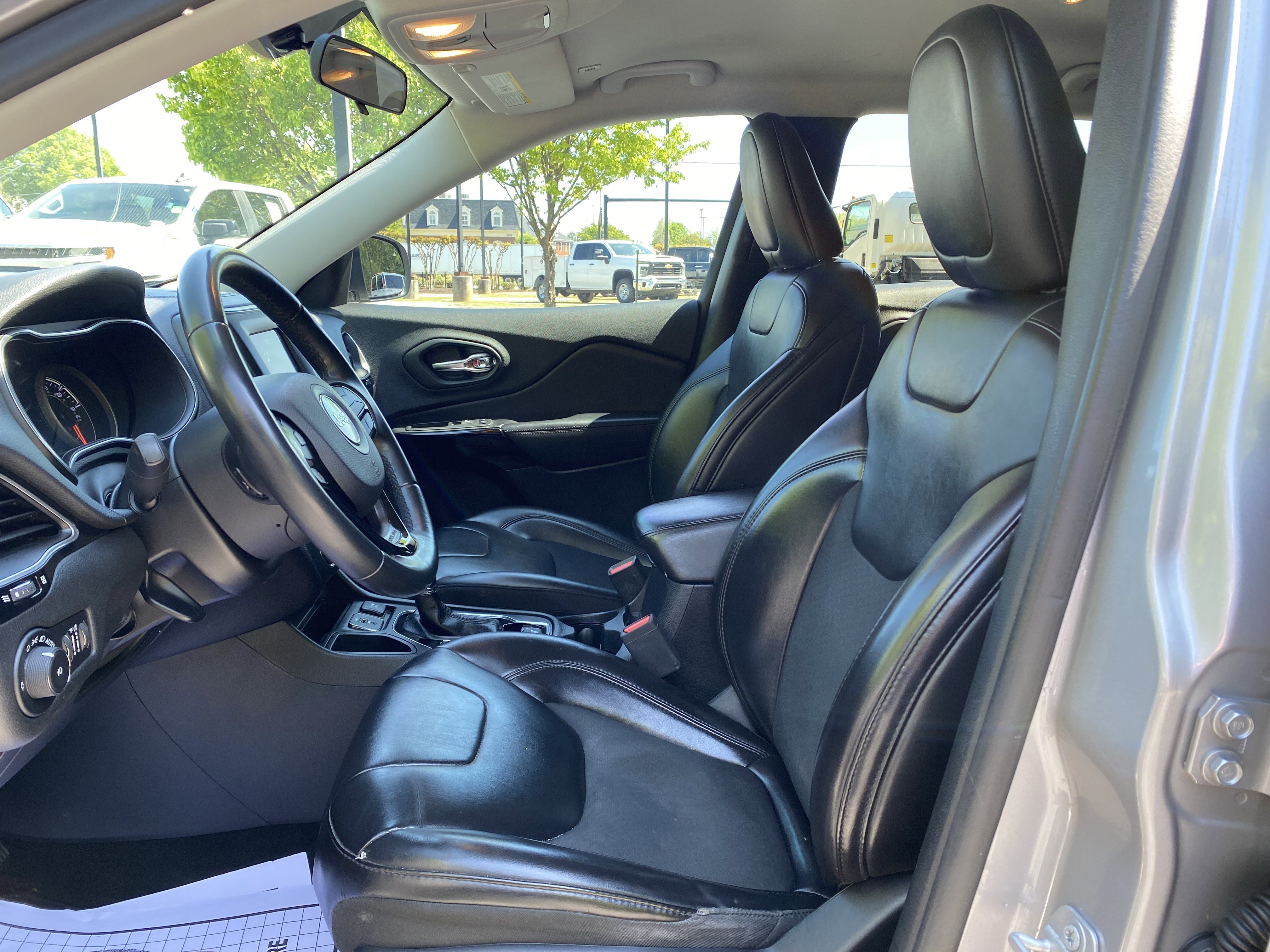 Used 2019 Jeep Cherokee Latitude Plus image 16