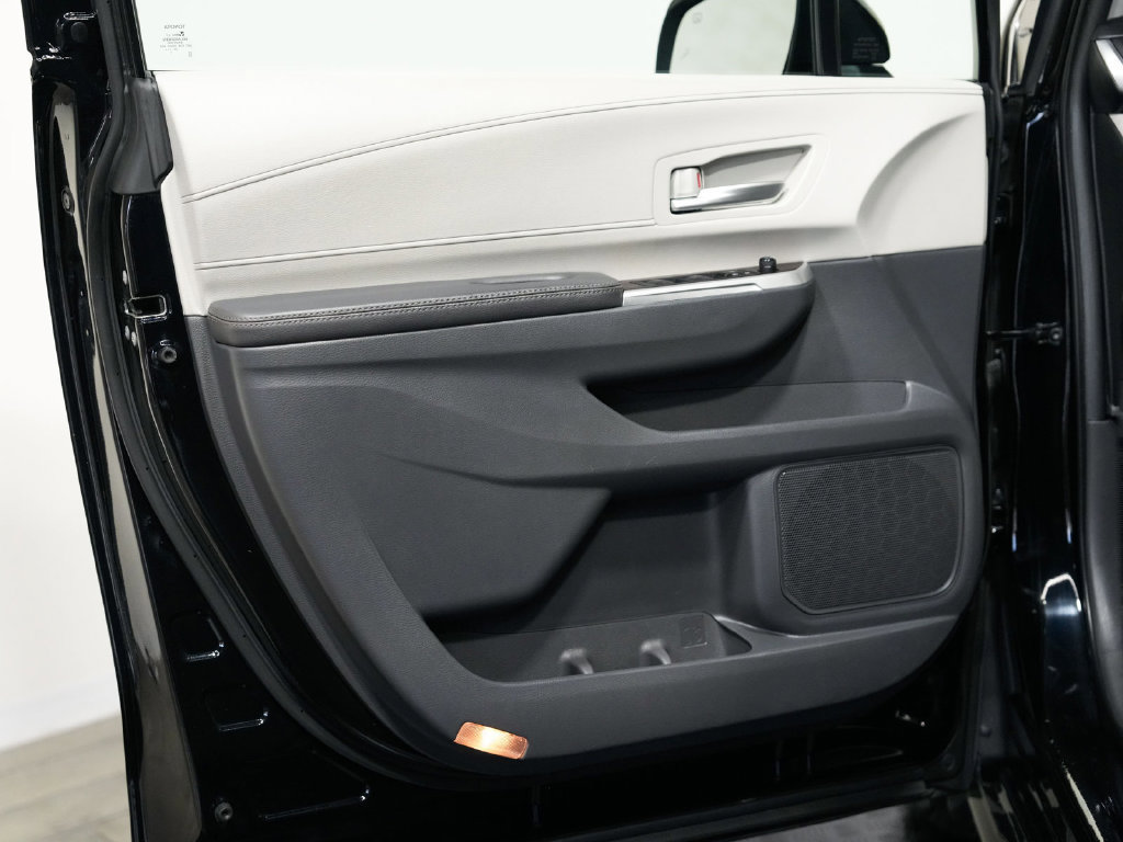 Used 2024 Toyota Sienna XLE w/ XLE Plus Package FWD image 11