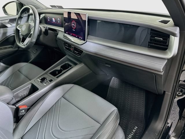 Certified 2025 Volkswagen Tiguan SE R-Line AWD/4WD image 29