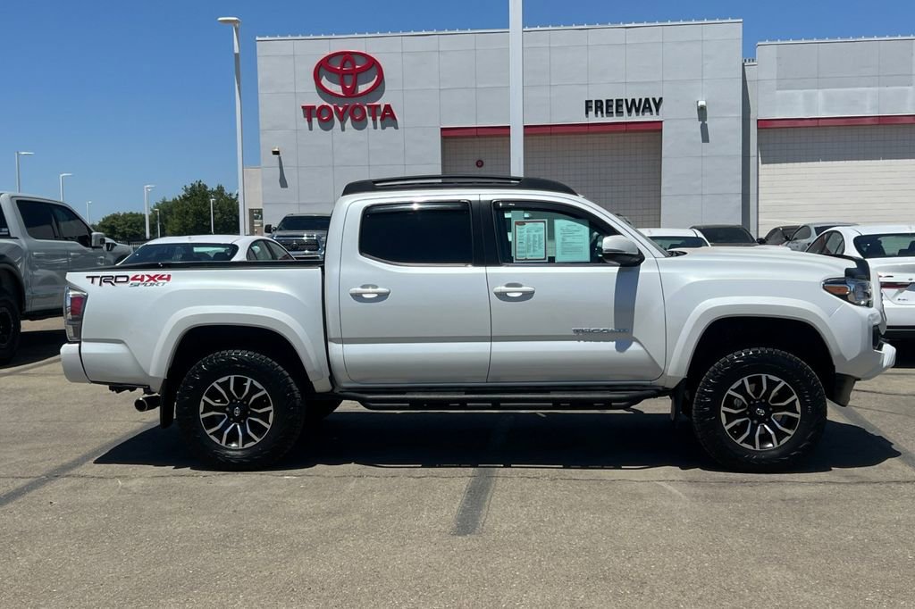 Used 2022 Toyota Tacoma TRD Sport w/ Technology Package AWD/4WD image 3