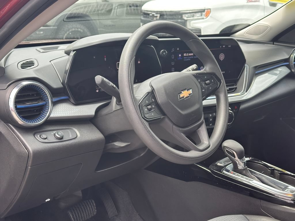 Certified 2025 Chevrolet Trax LT FWD image 16