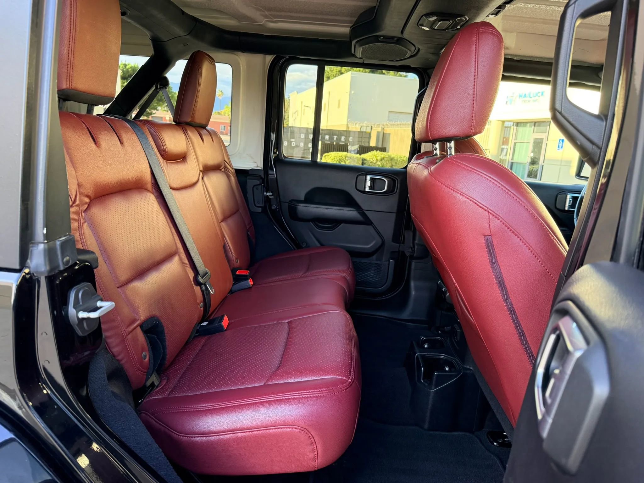 Used 2019 Jeep Wrangler Unlimited Sahara AWD/4WD image 15