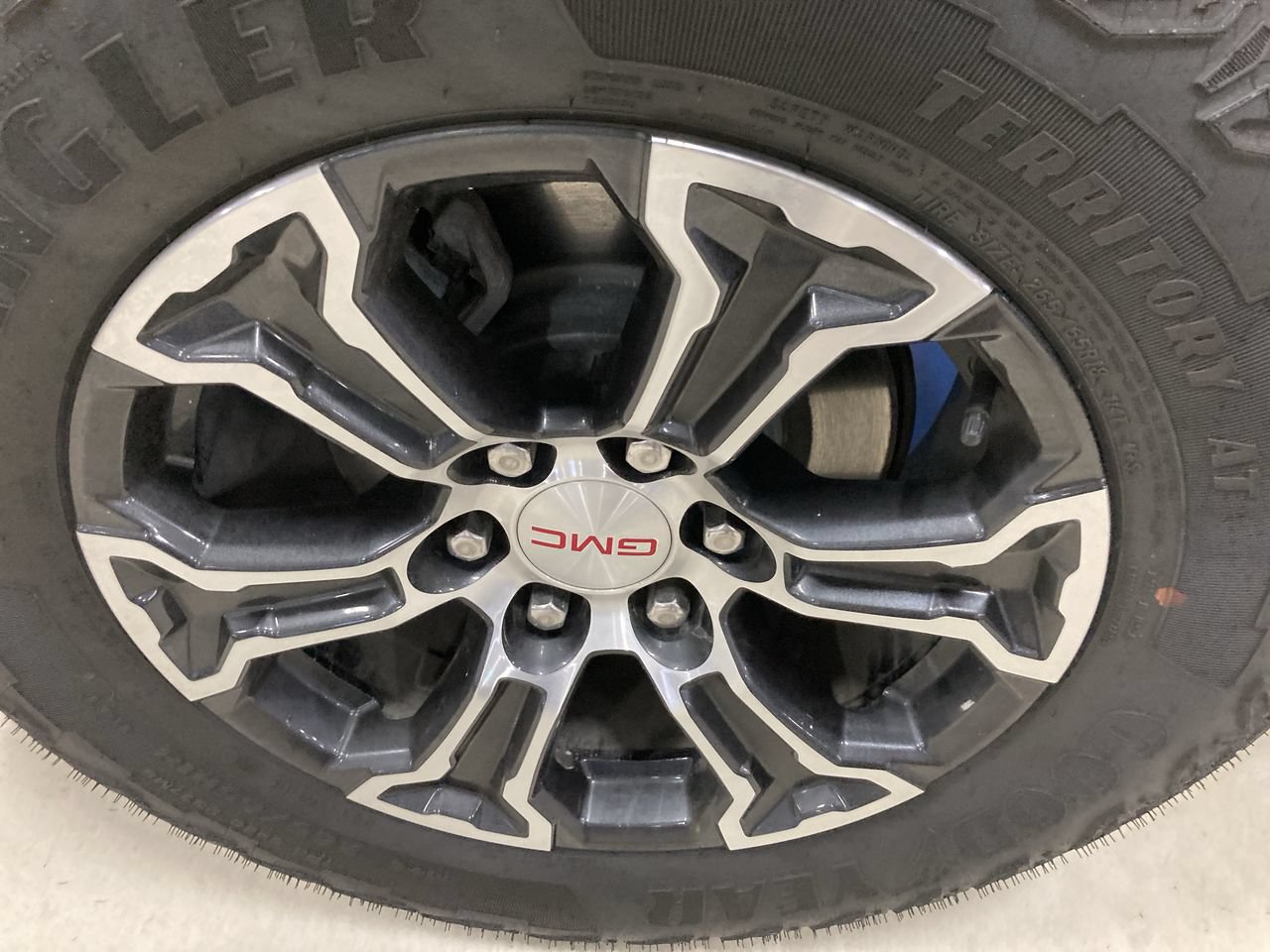 Used 2024 GMC Canyon AT4 w/ AT4 Premium Package AWD/4WD image 10