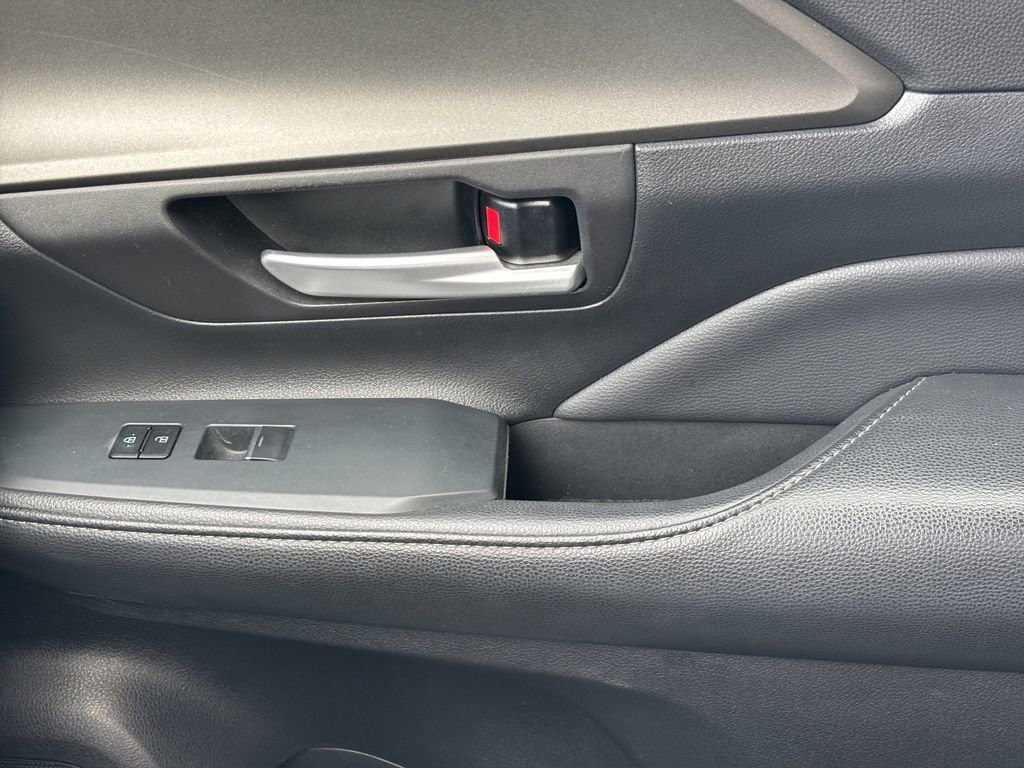 Used 2022 Toyota Sienna XLE Woodland Edition AWD/4WD image 11