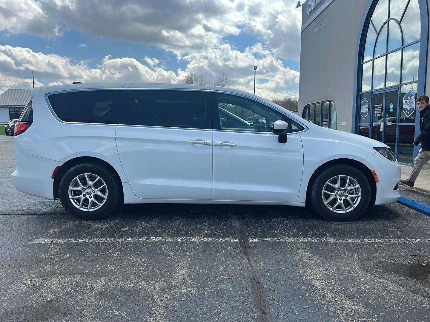 Used 2022 Chrysler Voyager LX FWD image 4