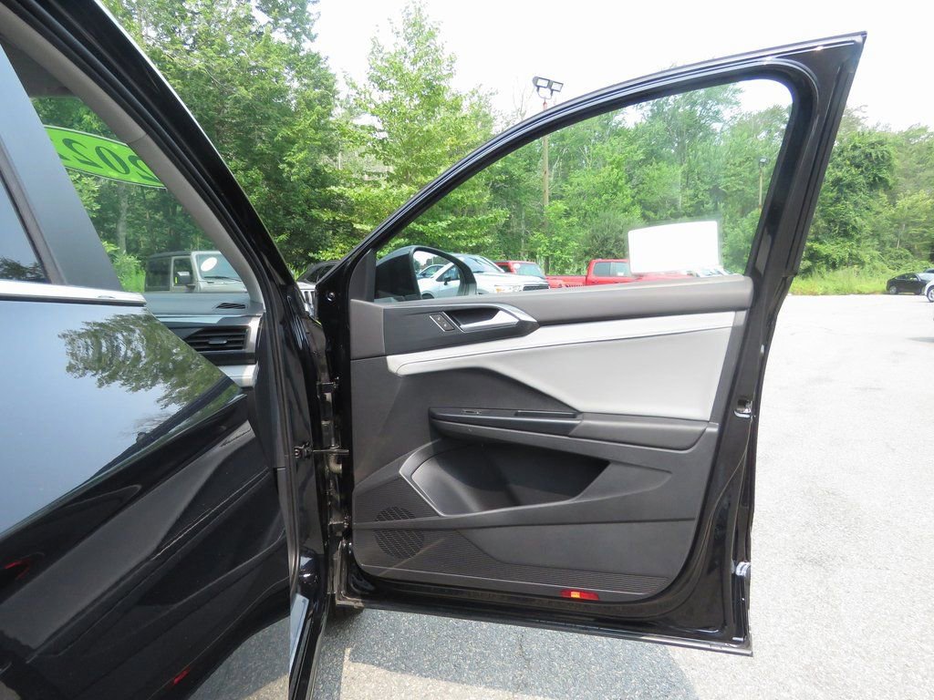 Used 2022 Volkswagen Taos SEL image 15