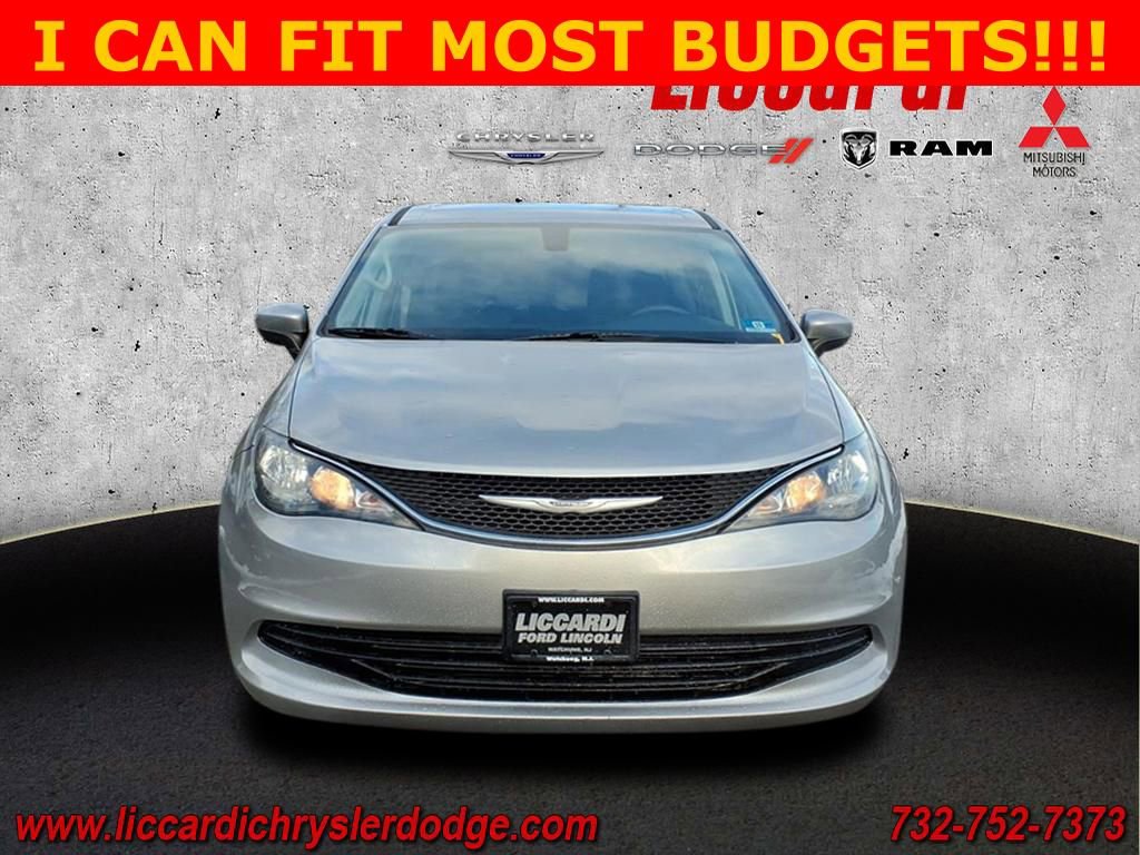 Used 2017 Chrysler Pacifica Touring image 2